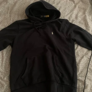 Ralph lauren hoodie - Polo Ralph lauren hoodie. Storlek M kan passa både S och L. Den är ny och har blivit använd 1 gång. Jag har ingen användning av den och den kan gå för billigare om det behövs.