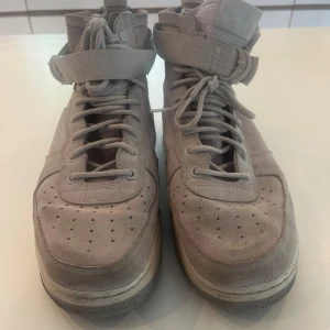 SF AF1 MID SUEDE - I använt skick en del missfärgning. Skick 7/10