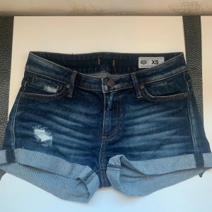 Blå jeansshorts - Lowwaist/midwaist, jättefint skick då dom typ inte är använda💞