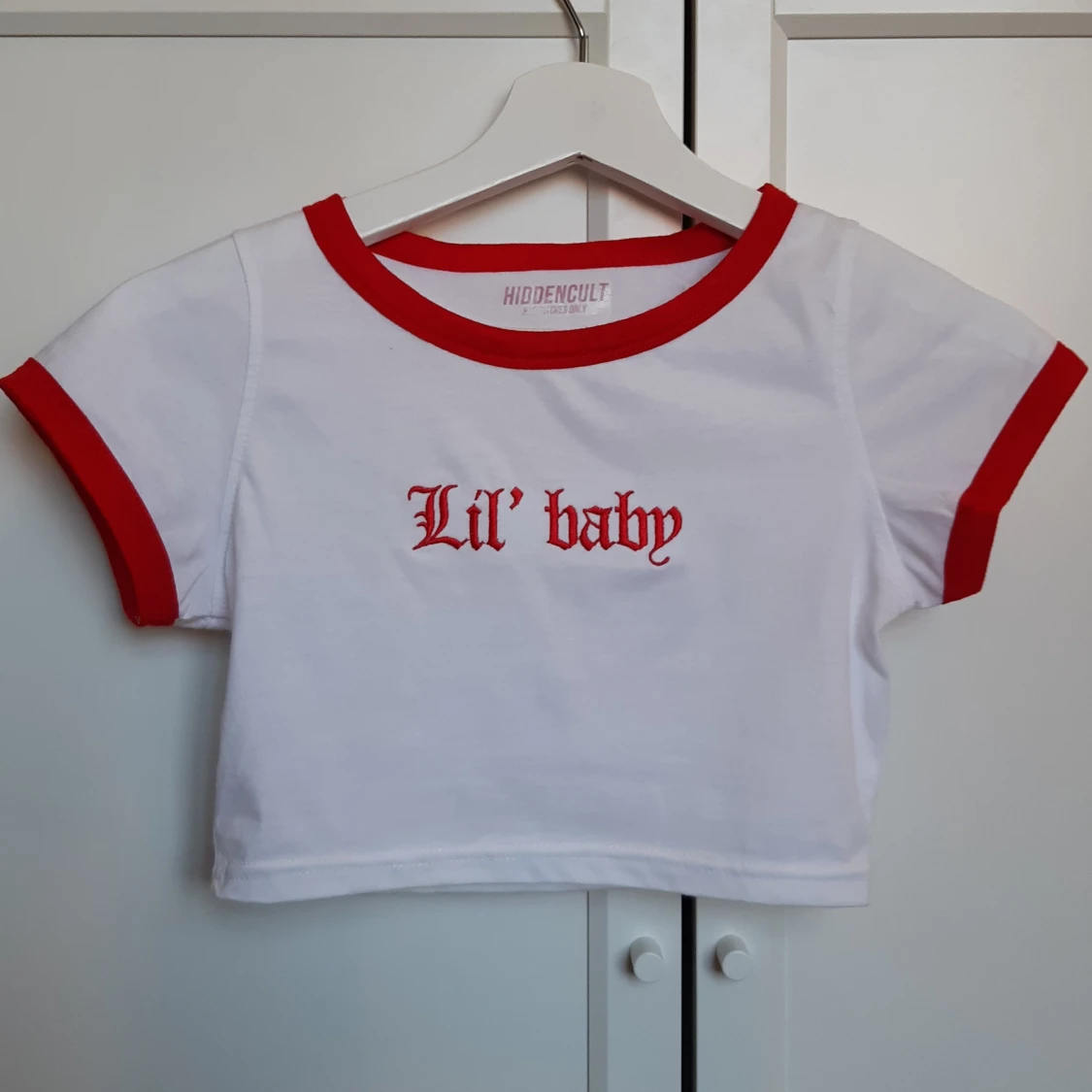 Croptop med broderat tryck - 90