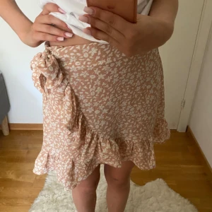 Kjol - Fin sommar kjol med blommor och krytning💕