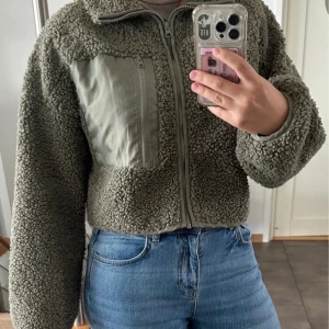 Militärgrön kofta - Bra skick, från ginatricot, storlek S men oversized så går på L