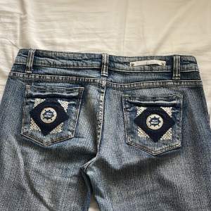 BORT REST 26 JULI - 13 AUGUSTI!! Jeans som jag inte använder längre. Köpte på en loppis. De har super fina fickor och är low waist. Super fina änvänder inte de och behöver pengarna!🤩