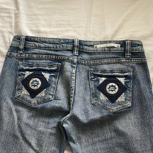 Jeans  - BORT REST 26 JULI - 13 AUGUSTI!! Jeans som jag inte använder längre. Köpte på en loppis. De har super fina fickor och är low waist. Super fina änvänder inte de och behöver pengarna!🤩