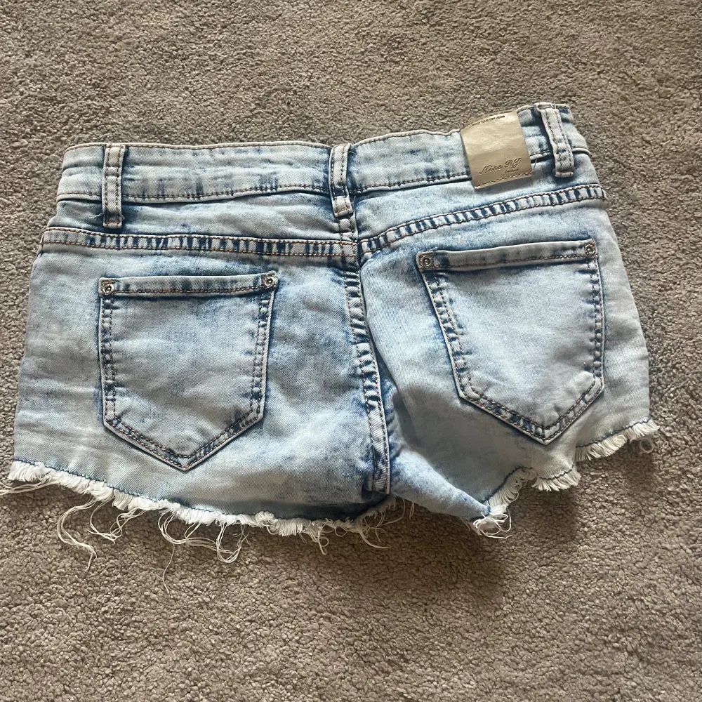 Jättefina low waist jeans shorts💘💘 passar xs-m. Shorts.