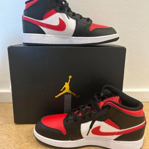 Air Jordan 1 - Använd ca 3 gånger ute, helt fräscha. Har inga crease märken. Får ingen användning för dem då ja har ett par andra liknade.