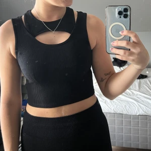 Topp - Linne som går att klä upp och ner för olika tillfälllen. Enbart använd enstaka tillfälle. 