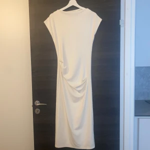 MIDIKLÄNNING - Vit midiklänning från Kappahl, använd en gång.