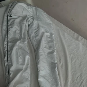 Lacoste byxor  - Hej! Säljer mina Lacoste byxor inga fläckar helt fina och i jätte bra skick inga skador 