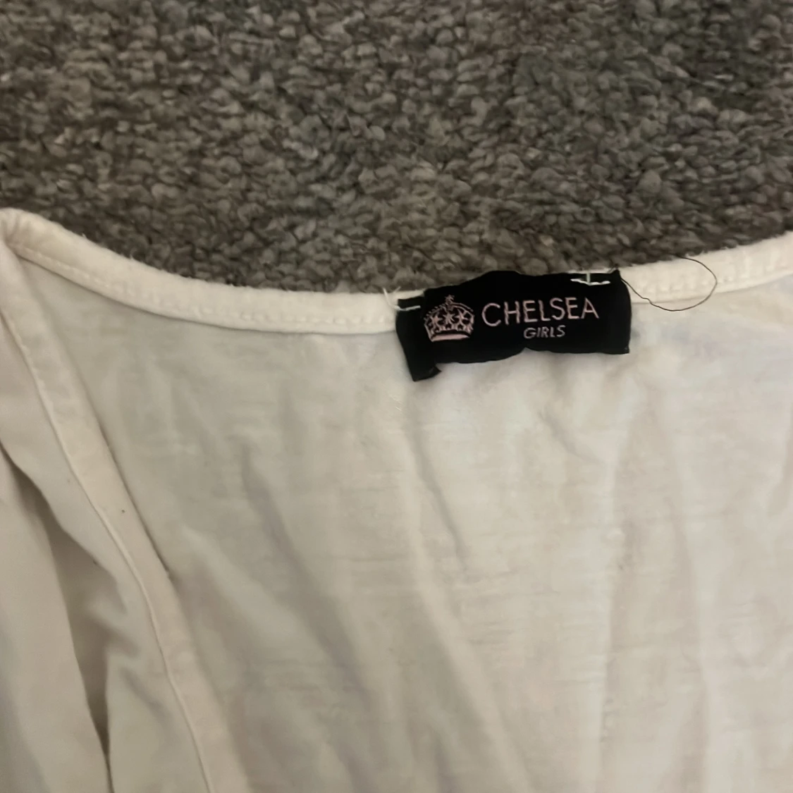 En blus/linne med genom skinligt spets längst ner - 90