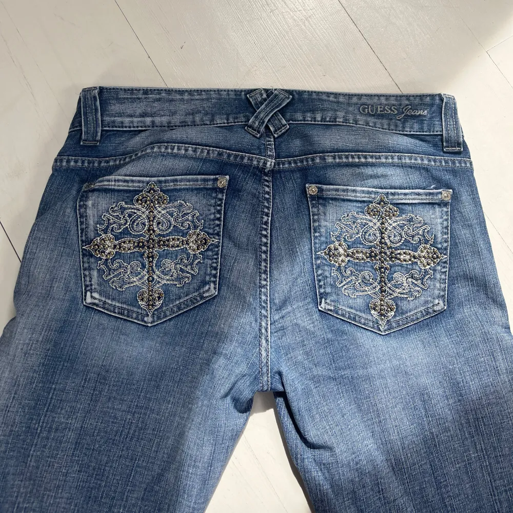 Så coola jeans från GUESS med kors detaljer på bakfickorna!! Lite för korta för mig som är 173 cm!! Sitter förövrigt mycket bra!!❤️❤️. Jeans & Byxor.