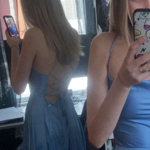 balklänning  - ”silkes” klänning som man knyter i ryggen. går ända ner i golvet på mig som är 167. använd en gång, insydd där bak. 