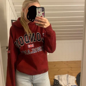 vinröd hoodie  - vinröd hoodie med london tryck. köpt secondhand men aldrig använd av mig. 