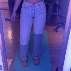 Blå Jeans  - Ljusblå jeans med en mörkare blå färg på benen. Storlek 34. Knappt använda, säljer eftersom dom är för små mig. Dom har en bra passform som sitter snyggt.
