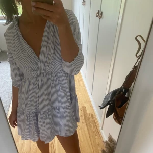 Randig klänning - En randig klänning från zara.