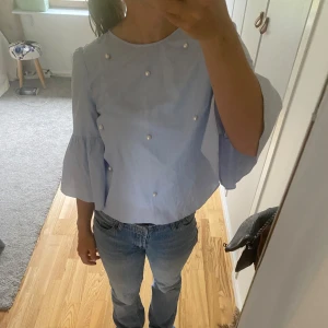 Topp - Så söt blus! Gammal från zara. Kommer inte till användning och är i nyskick! Använd helst instabox som fraktalternativ😍😍