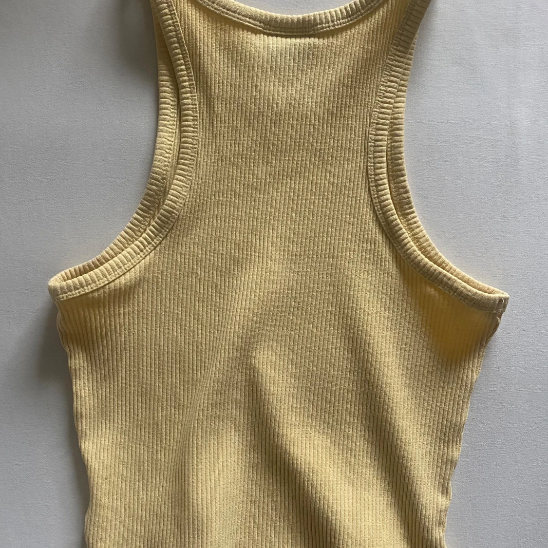 Ljusgult ribbat linne från Gina Tricot - 91