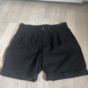 Shorts - Säljer shorts som är i Stolek XS. Aldrig använda, med prislapp kvar. Pris kan diskuteras vid snabb.