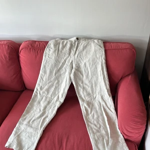 Linnebyxor  - Helt nya linnebyxor, prislappen sitter kvar.  Säljer på grund av att de var för stora. Byxorna är från HM i str 29.  Tveka inte att höra av dig om du har frågor!