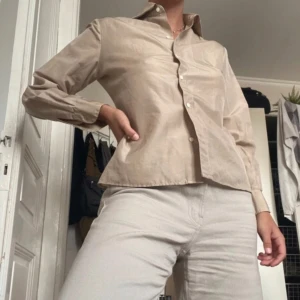 Silkesskjorta beige  - Jättefin beige silkesskjorta, köpt vintage 