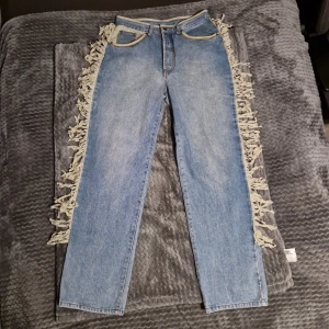 Blå relaxed-fit "Wear it" jeans  - Fet gryma relaxed-fit/ loose jeans med cowboy flärpar längst sidorna. skick är (9/10)🔥🔥🔥🔥