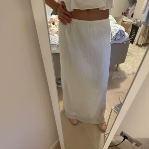 Kjol - Superfin långkjol från Gina. Nästan aldrig använd så i nyskick🩵 Jag på bilden är 170😇 Kjolen är storlek XS. 