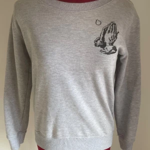 Sweatshirt - Grå sweatshirt med Drake’s logo. Logon är en aning sliten. 💗