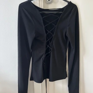 Tröja från NA-KD - Använd få gånger. I bra skick. Snöre i ryggen