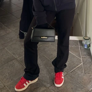 BikBok kostymbyxor VERA - Jättefina kostymbyxor från BikBok, de är rätt långa i benen och har mid waist🖤trots mid waist så är de inte riktigt lågmidjade,de är mer åt det högmidjade hållet🖤har används en del men det är inget som märks av alls🖤de är vida i benen och är bootcut🖤