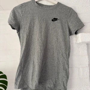 Nike-skjorta - Nike t-skjorta i storlek Xs, passar också på S. Aldrig använd 😊