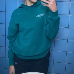 Smaragdgrön Hoddie  - Smaragdgrön jättesöt hoddie köpt från NewYorker i storlek XS  Bra skick  
