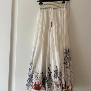 Lång kjol - Säljer denna supersöta långa kjolen så fin nu till sommaren och perfekt eftersom det är en ganska kall sommar 🥰🥰🥰