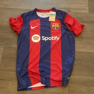 Barcelona tröja  - Säljer en helt ny ÄKTA Barcelona hemma tröja säsong 23/24. Fick den i en mysterybox och säljer den eftersom ja redan har en. Stl M och har kvar lapp påse osv. Pris 599kr! Men kan diskuteras vid snabbaffär