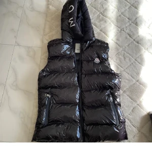 Moncler väst till salu  - Snygg moncler väst säljs för den är förliten storlek m som ny möts upp i Stockholm eller frakt tar också byten 