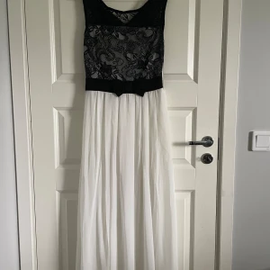 Klänning - Oanvänd lång klänning som passar som S och XS