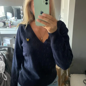 Lyle and Scott tröja  - Säljer denna tröja då den aldrig kommit till användning. Bra skick och passar den som har storlek M/S. 