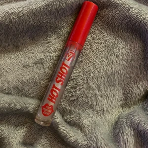 hot shot lip plumping gloss - endast testad! hot shot ultra lip plumping gloss från w7 aldrig kommit till användning🤍