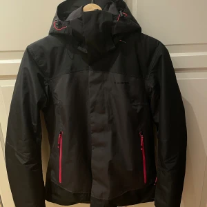 Grå/svart Everest skidjacka dam - Säljer en grå/svart Everest skidjacka. Nyskick. Endast använd en säsong. Storlek 38
