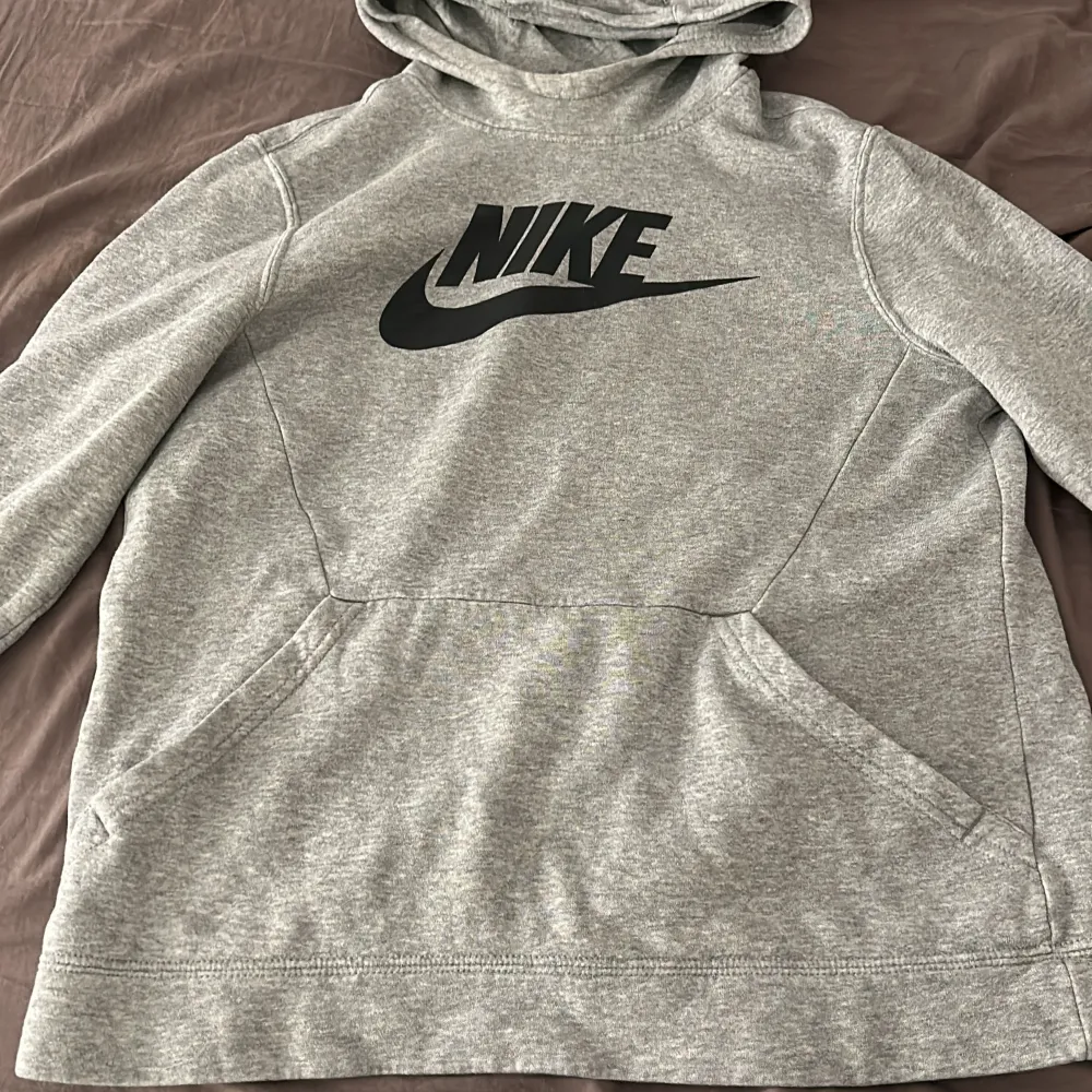 Säljer min fina hoddie från Nike i storlek 170. Ganska använd men bara nån timme varenda gång den används. Hoodies.