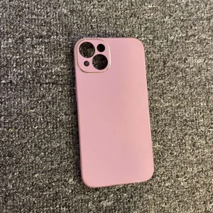 Mobilskal - Lila mobilskal, aldrig använd, guld runt kameran, IPhone 15