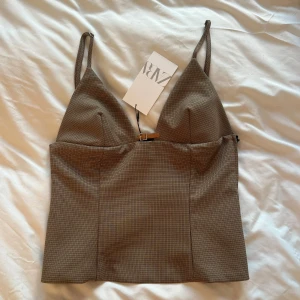 Zara brun topp 🤎 - Säljer denna oanvända topp från Zara💘 Lappen sitter kvar! Supersöt och perfekt till sommaren.☀️ Köpt för 329kr. Svarar gärna på frågor/skickar fler bilder. Pris går att diskuteras. 
