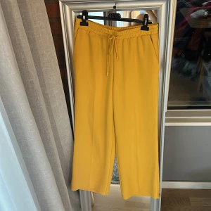 Byxor - Gula byxor💛  lösa och raka ben, kommer tyvärr sällan till användning!