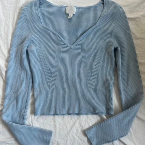 Långärmad blå stickad topp - Denna tröja är i väldigt fint skick och använd bara några fåtalgånger! 