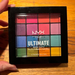 NYX ultimate eyeshadow palette  - Använd endast en gång så nästan som ny:) 0,83 gram av varje färg 16 färger  Nypris 249kr