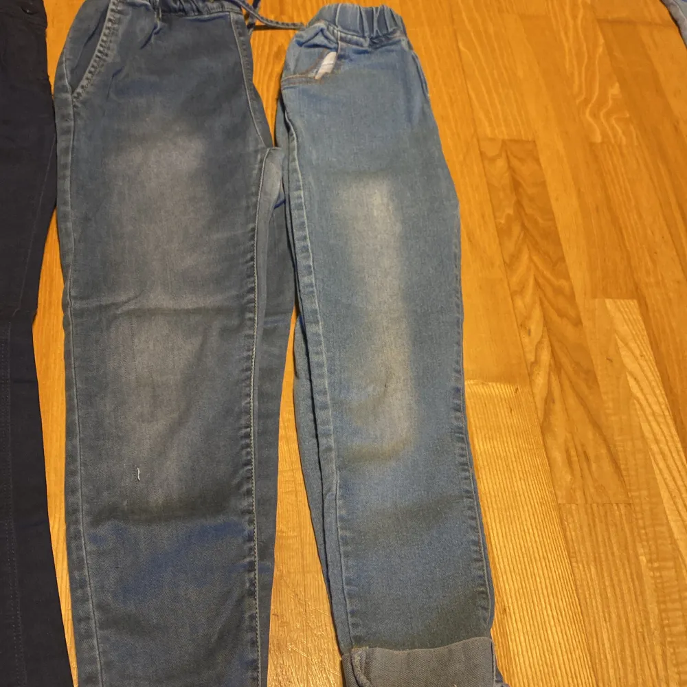 5 Jeans för 10 åringar säljs alla för 150 priserna kan diskuteras om man vill köpa ett par alla är i bra skick och nyskick med övriga märke . Jeans & Byxor.