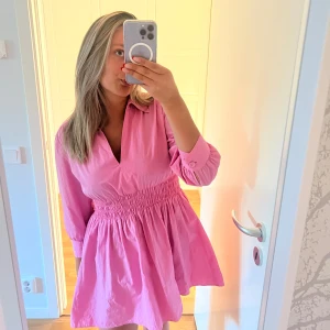 Rosa zara klänning - super fin rosa klänning från zara! Kommer inte till användning pågrund av att den är lite för kort på mig. Jag är 163 och den slutar mitt på låren på mig. Inte använts nån gång💕  Kan diskuteras pris!