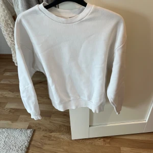 Sweatshirt gina tricot  - Sweatshirt ifrån Gina tricot säljer pågrund av att den inte kommer till andväning längre. Hör av dig om du har någon fråga. 