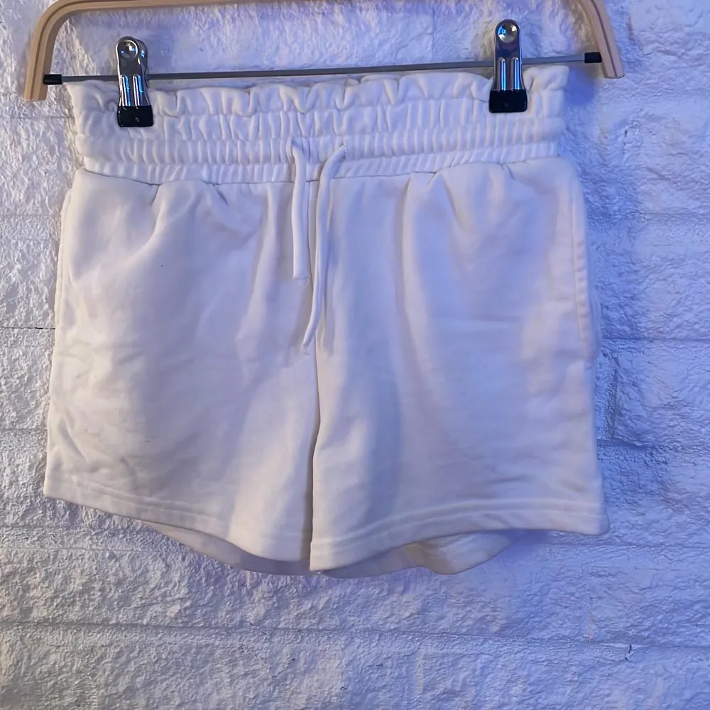 Vita mjukisshorts, nästan aldrig använd ❤️ storleken är 134/140, men de är väldigt stora . Shorts.