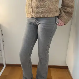 Säljer dessa gråa jeansen från Gina tricot. Dem är i storlek 34 passar på min kompis som är 1,65💘Inte använda speciellt många gånger och jag säljer för dem inte kommer till användning längre💘Finns inga defekter. Nypris 500 säljer för 380🤍🤍