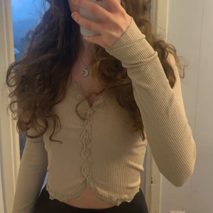 Beige topp - Jätte fin topp, du kan knäppa upp den. Storlek S. Lång ärm vilket är super med den. Säljer då beige inte är min färg. Aldrig använd.
